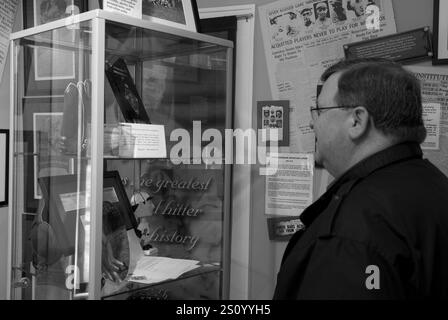 Kaukasische Männer im Shoeless Joe Jackson Museum und Haus in Greenville, South Carolina. USA Stockfoto