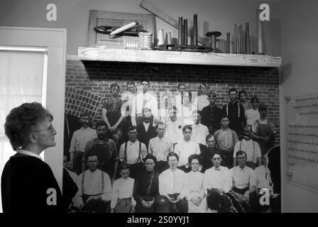 Kaukasierin, die ein historisches Foto im Shoeless Joe Jackson Museum und Zuhause in Greenville, South Carolina, USA, ansieht. Stockfoto