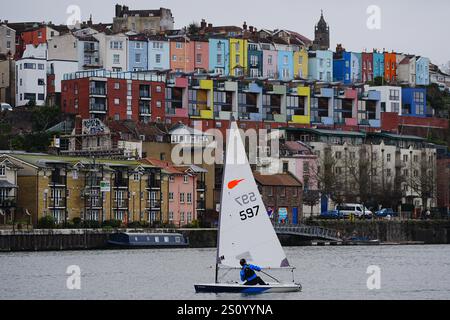 Eine Person auf einem Segelboot im Hafen von Bristol. Großbritannien ist auf einen „unruhigen“ Start ins Jahr 2025 vorbereitet, mit starkem Schnee, Regen und Wind, der voraussichtlich zu einer Reiseunterbrechung über Silvester führen wird. Bilddatum: Montag, 30. Dezember 2024. Stockfoto