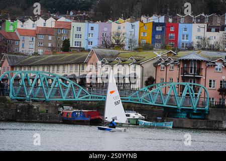 Eine Person auf einem Segelboot im Hafen von Bristol. Großbritannien ist auf einen „unruhigen“ Start ins Jahr 2025 vorbereitet, mit starkem Schnee, Regen und Wind, der voraussichtlich zu einer Reiseunterbrechung über Silvester führen wird. Bilddatum: Montag, 30. Dezember 2024. Stockfoto