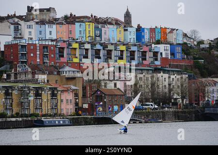 Eine Person auf einem Segelboot im Hafen von Bristol. Großbritannien ist auf einen „unruhigen“ Start ins Jahr 2025 vorbereitet, mit starkem Schnee, Regen und Wind, der voraussichtlich zu einer Reiseunterbrechung über Silvester führen wird. Bilddatum: Montag, 30. Dezember 2024. Stockfoto