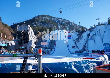 Oberstdorf, Deutschland. Dezember 2024. TV-Kamera bei der 73. Vier-Schanzentournier Skispringen am 28. Dezember 2024 in der Schattenbergschanze ORLEN Arena in Oberstdorf, Bayern, Fotograf: ddp Images/STAR-Images Credit: ddp Media GmbH/Alamy Live News Stockfoto