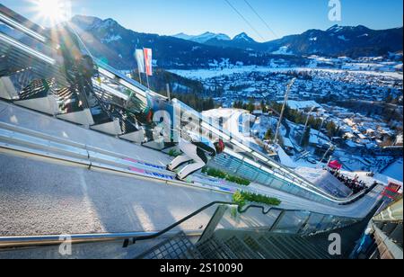 Oberstdorf, Deutschland. Dezember 2024. Im Fluchtkampf bei der 73. Vier-Schanzentournier Skispringen am 28. Dezember 2024 in der Schattenbergschanze ORLEN Arena in Oberstdorf, Bayern, Fotograf: ddp Images/STAR-Images Credit: ddp Media GmbH/Alamy Live News Stockfoto