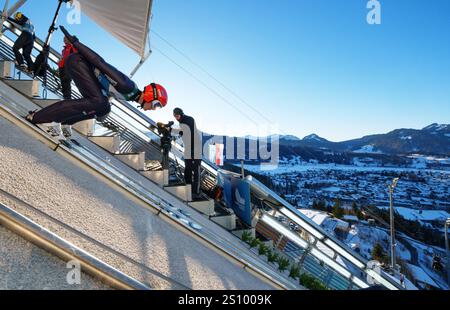 Stephan LEYHE, GER bei der Flugaktion 73. Vier-Schanzentournier Skispringen am 28. Dezember 2024 in der Schattenbergschanze ORLEN Arena in Oberstdorf, Bayern, Deutschland, Fotograf: Peter Schatz Stockfoto