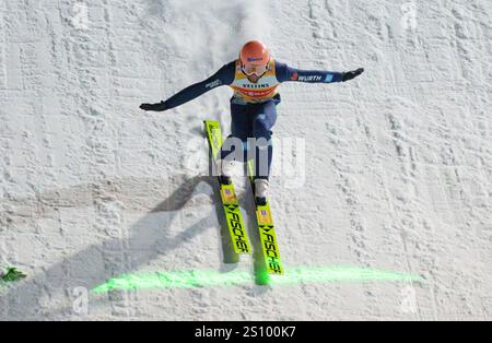 Oberstdorf, Deutschland. Dezember 2024. Pius PASCHKE, GER im Fluchtkampf bei der 73. Vier-Schanzentournier Skispringen am 28. Dezember 2024 in der Schattenbergschanze ORLEN Arena in Oberstdorf, Bayern, Fotograf: ddp Images/STAR-Images Credit: ddp Media GmbH/Alamy Live News Stockfoto