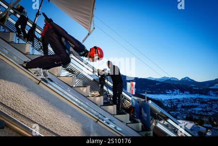 Stephan LEYHE, GER bei der Flugaktion 73. Vier-Schanzentournier Skispringen am 28. Dezember 2024 in der Schattenbergschanze ORLEN Arena in Oberstdorf, Bayern, Deutschland, Fotograf: Peter Schatz Stockfoto