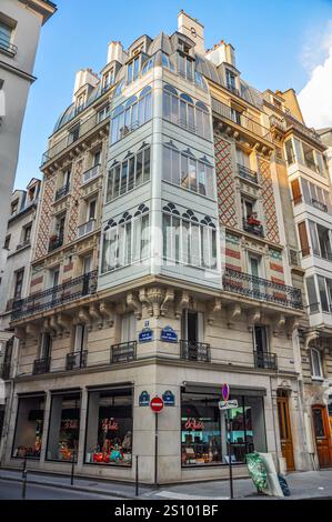 Erkunden Sie den historischen Charme des ersten Arrondissements von Paris: Eine Mischung aus Kultur und Eleganz Stockfoto