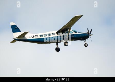 Cessna 208b Grand Caravan G-CPSS Starrflügelflugzeug klettert vom Start Stockfoto