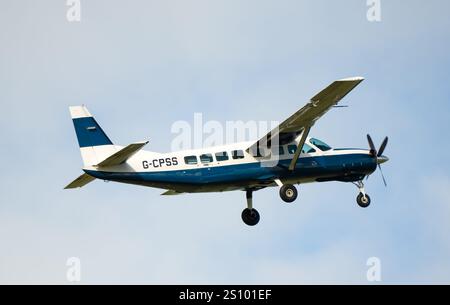 Cessna 208b Grand Caravan G-CPSS Starrflügelflugzeug klettert vom Start Stockfoto