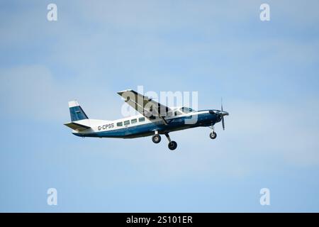 Cessna 208b Grand Caravan G-CPSS Starrflügelflugzeug klettert vom Start Stockfoto