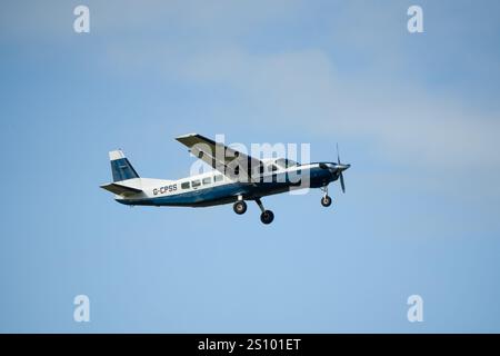 Cessna 208b Grand Caravan G-CPSS Starrflügelflugzeug klettert vom Start Stockfoto