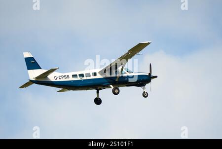 Cessna 208b Grand Caravan G-CPSS Starrflügelflugzeug klettert vom Start Stockfoto