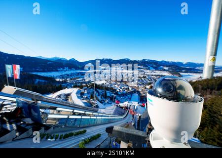 Oberstdorf, Deutschland. Dezember 2024. Sicherheitskamera bei der 73. Vier-Schanzentournier Skispringen am 28. Dezember 2024 in der Schattenbergschanze ORLEN Arena in Oberstdorf, Bayern, Fotograf: ddp Images/STAR-Images Credit: ddp Media GmbH/Alamy Live News Stockfoto