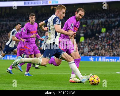 London, Großbritannien. Dezember 2024. London, England - 29. Dezember 2024: Wolverhampton Wanderers unter Druck von Tottenham Hotspur's Dejan Kulusevski (Mitte) während des Spiels der Premier League 2024/25 zwischen Tottenham Hotspur FC und Wolverhampton Wanderers im Tottenham Hotspur Stadium am 29. Dezember 2024 in London. (Foto: David Horton/SPP) (David Horton/SPP) Credit: SPP Sport Press Photo. /Alamy Live News Stockfoto