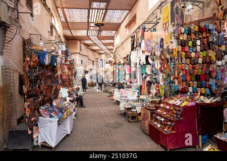 Verkaufsstände mit Lederwaren, Töpferwaren und touristischen Souvenirs am Eingang zum Souk Semmarine in der Medina von marrakesch, marokko Stockfoto