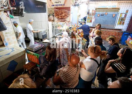 Chefkoch laila zeigt eine Gruppe von Touristen bei einem ihrer Kochkurse auf dem Lebensmittelmarkt in marrakesch, marokko Stockfoto