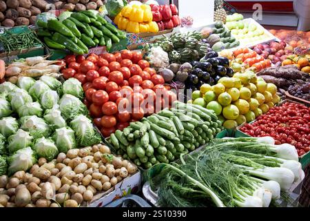 Frisches Obst und Gemüse zum Verkauf auf dem jüdischen Lebensmittelmarkt in marrakesch, marokko Stockfoto