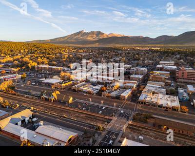 Panoramablick auf die Innenstadt von Flagstaff, Arizona bei Morgensonne, den Bahnhof, die Altstadt und die Berge von San Francisco Stockfoto