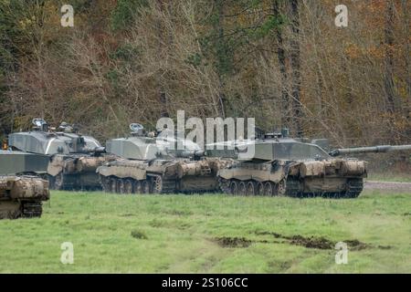 Ein Geschwader der britischen Armee FV4034 Challenger 2 II Hauptkampfpanzer im Einsatz bei einer militärischen Übung Stockfoto