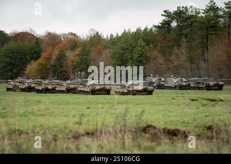 Ein Geschwader der britischen Armee FV4034 Challenger 2 II Hauptkampfpanzer im Einsatz bei einer militärischen Übung Stockfoto