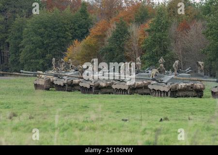 Ein Geschwader der britischen Armee FV4034 Challenger 2 II Hauptkampfpanzer im Einsatz bei einer militärischen Übung Stockfoto