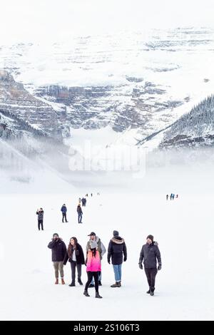 Im Banff National Park, Kanada, erwartet Besucher eine atemberaubende Landschaft des gefrorenen Lake Louise, mit schneebedeckten Bergen Stockfoto