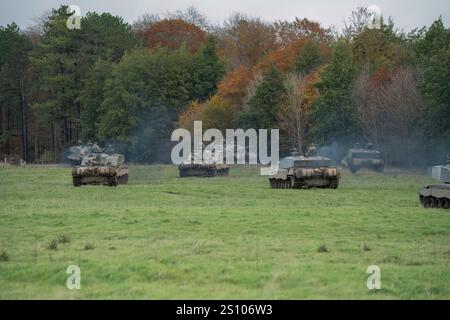 Ein Geschwader der britischen Armee FV4034 Challenger 2 II Hauptkampfpanzer im Einsatz bei einer militärischen Übung Stockfoto