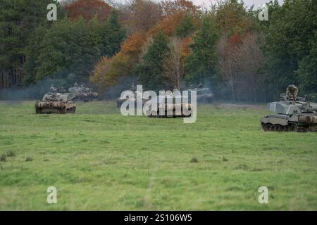 Ein Geschwader der britischen Armee FV4034 Challenger 2 II Hauptkampfpanzer im Einsatz bei einer militärischen Übung Stockfoto