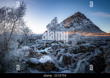 Winter Buachaille Etive Mor und das River Coupall Stockfoto