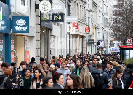 London, Großbritannien. 26. Dezember 2024. Eine Menge von Käufern, die die Vorteile der Verkäufe am zweiten Weihnachtsfeiertag in der Oxford Street nutzen. Anrede: Andrea Domeniconi/Alamy Live News Stockfoto