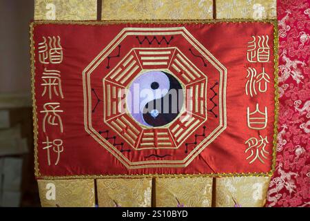 China, Yantai, 2016-05-30, Tempel, taiji, yin Yang, chinesische Schriftzeichen, taoismus, Trigramme, Stickerei, rote Farbe Stockfoto