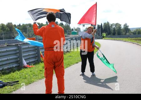 MOSKAU, RUSSLAND - 21. JULI 2019: Marshals auf der Rennstrecke bereiten Flaggen vor dem Rennen der Meisterschaft Russlands im Motorradrennen RSBK 2019 in M vor Stockfoto