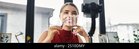 Ein junger Influencer teilt Schönheitstipps und -Produkte, während Livestreams und Lächeln, Banner Stockfoto