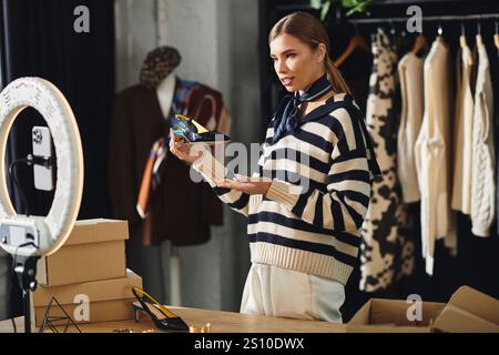 Die junge Mode-Influencerin zeigt schicke Kleidung und stylische Schuhe, während sie ihre Gedanken bestätigt. Stockfoto