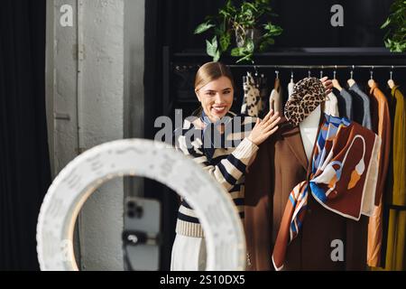 Eine junge Influencerin zeigt einzigartige Modestile, während sie Inhalte auf ihrem Smartphone aufnimmt. Stockfoto