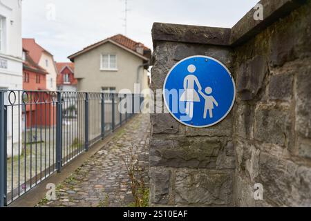 Verkehrsschild für einen Wanderweg in der Stadt Lindau am Bodensee in Deutschland Stockfoto