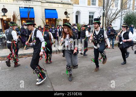 London, Großbritannien. 28. Dezember 2024. 7. Jährliche Yuletide Wassail Morris Dancers treffen Brixton. Anrede: Andrea Domeniconi/Alamy Live News Stockfoto
