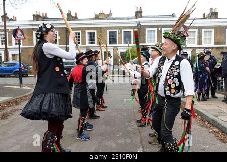 London, Großbritannien. 28. Dezember 2024. 7. Jährliche Yuletide Wassail Morris Dancers treffen Brixton. Anrede: Andrea Domeniconi/Alamy Live News Stockfoto
