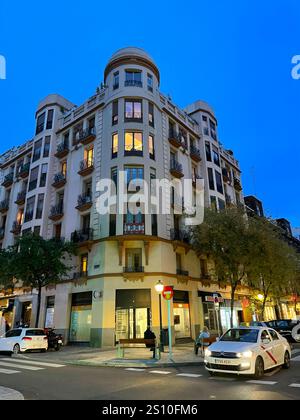 Fassade des Gebäudes, Blick auf die Nacht. Jorge Juan Street, Madrid, Spanien. Stockfoto