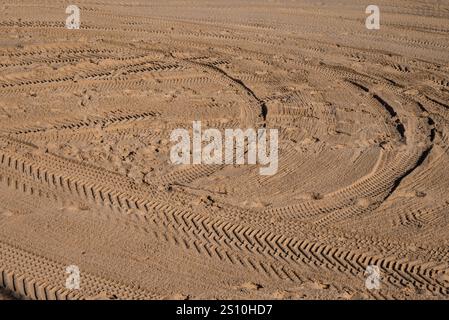 Freizeitfahrzeug Tread Marks on Sand, Newcastle Beach, Newcastle, NSW, Australien Stockfoto