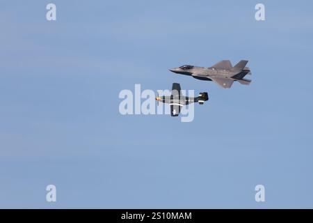 Moderner Lockheed Martin F-35A, Lightning Fighter, LF5072, Display mit Vintage P-51D aus dem 2. Weltkrieg, Mustang, „Wee Willy II“, über San Francisco Dur Stockfoto