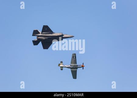 Moderner Lockheed Martin F-35A, Lightning Fighter, LF5072, Display mit Vintage P-51D aus dem 2. Weltkrieg, Mustang, „Wee Willy II“, über San Francisco Dur Stockfoto