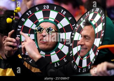 Dart-Fans am 13. Tag der Paddy Power World Darts Championship im Alexandra Palace, London. Bilddatum: Montag, 30. Dezember 2024. Stockfoto