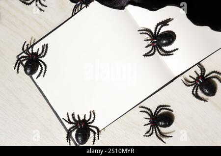 Dekoratives Bild mit Spinnen für Halloween. Weißer Hintergrund für Text für den Feiertag. Stockfoto