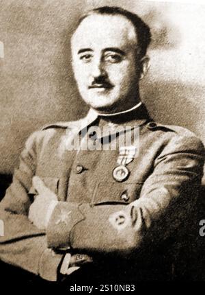 Nach dem Spanischen Bürgerkrieg (1940er Jahre) – ein altes Porträt von Francisco Franco oder Francisco Franco Bahamonde (1892–1975). Der spanische Militärgeneral, der die nationalistischen Kräfte beim Sturz der Zweiten Spanischen Republik während des Spanischen Bürgerkriegs führte, wurde tatsächlich als Francisco Paulino Hermenegildo Teódulo Franco Bahamonde geboren. -- UN antiguo retrato de Francisco Franco o Francisco Franco Bahamonde (1892–1975). El General militar español que lideró a las fuerzas nacionalistas en el derrocamiento de la Segunda República Española durante la Guerra Civil Española. Stockfoto