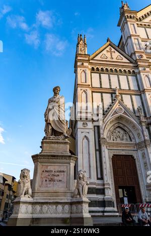 Statue von Dante Alighieri auf der Piazza Santa Croce, neben der Basilika Santa Croce in Florenz, Italien. Stockfoto