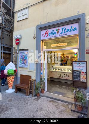Eine Gelateria in einer engen Straße in Florenz, Italien. Stockfoto