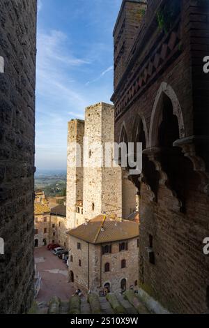 Die zwei Salvucci Towers auf der Piazza della Erbe in der mittelalterlichen Stadt San Gimignano, Italien. Stockfoto