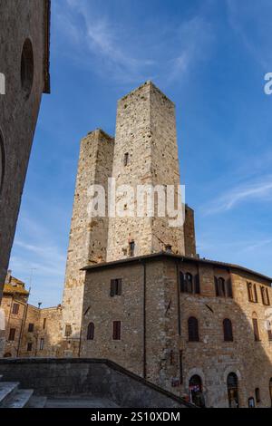 Die zwei Salvucci Towers auf der Piazza della Erbe in der mittelalterlichen Stadt San Gimignano, Italien. Stockfoto