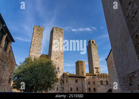 Die zwei Salvucci Towers auf der Piazza della Erbe in der mittelalterlichen Stadt San Gimignano, Italien. Auf der rechten Seite befinden sich der Torre Chigi und der Torre Rognosa. Stockfoto